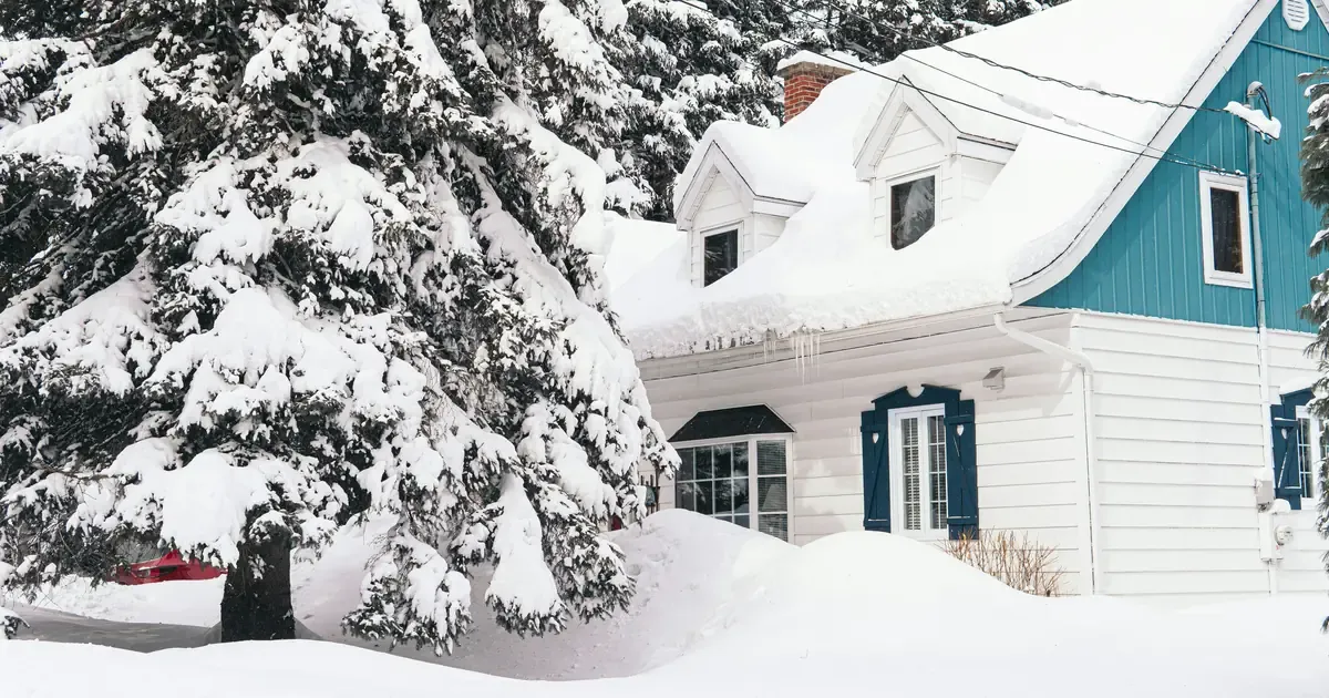 Maison québécoise sous la neige, symbole d'un premier achat avec le CELIAPP