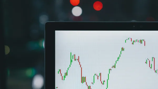 Graphique boursier sur un écran, illustrant l'investissement en FNB